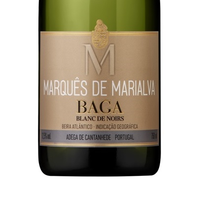 MARQUÊS DE MARIALVA BLANC DE NOIRS Garrafa de vinho branco Marquês de Marialva Baga Blanc de Noirs com rótulo bege.