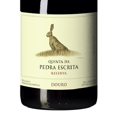 Quinta da Pedra Escrita - Reserva Tinto Rótulo de vinho com desenho de coelho e texto Quinta da Pedra Escrita Reserva Douro