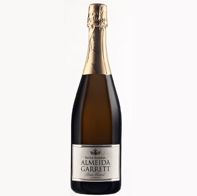 Espumante Almeida Garrett - Super Reserva - Bruto Natural Garrafa de espumante Almeida Garrett com rótulo branco e tampa dourada
