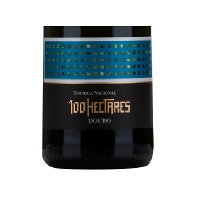 100 Hectares - Touriga Nacional Garrafas de vinho com rótulo azul e preto com texto 100 HECTARES DOURO