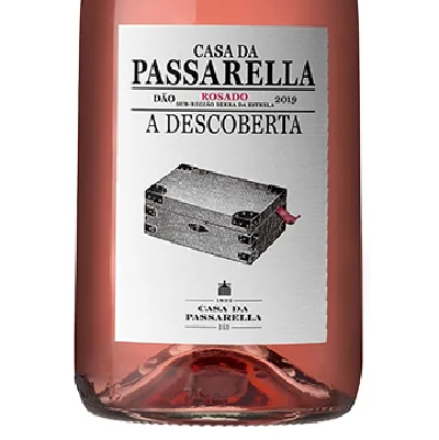 Casa Da Passarella A Descoberta Rosé Garrafa de vinho rosé CASA DA PASSARELLA com rótulo branco e mala desenhada