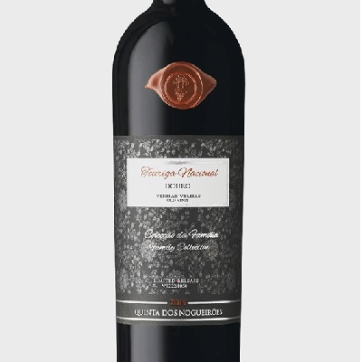 Quinta dos Nogueirões - Colecção da Família - Touriga Nacional Garrafa de vinho tinto Principe d'Oeiras com selo de cera e rótulo detalhado.