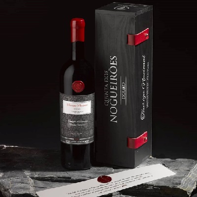 Quinta dos Nogueirões - Colecção da Família - Touriga Nacional Garrafa de vinho Quinta dos Nogueirões com caixa preta de madeira