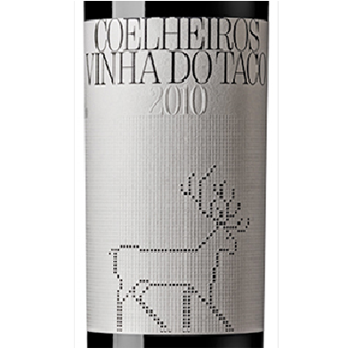 Coelheiros Vinha do Taco - 2010 Garrafa de vinho com rótulo branco e texto cinza COELHEIROS VINHA DO TACO 2010, com desenho pixelado de veado