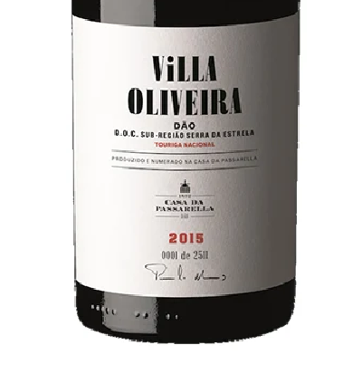 Casa Da Passarella Villa Oliveira Touriga Nacional 2016 Garrafa de vinho Villa Oliveira Dão 2015 com rótulo branco e texto em preto e vermelho
