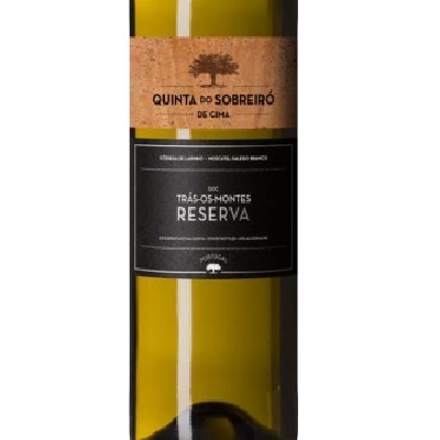Garrafa de vinho branco com rótulos castanho claro e preto, texto em branco e preto, vidro verde claro.