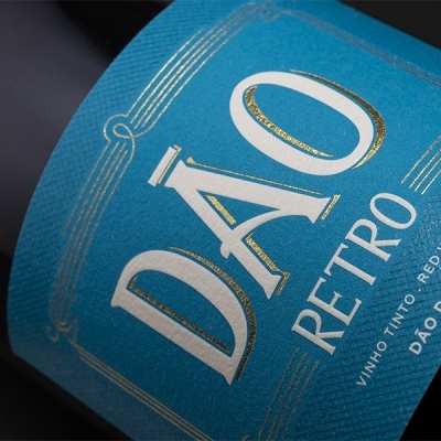 Rótulo azul com texto 'DÃO RETRO' em garrafa de vinho.