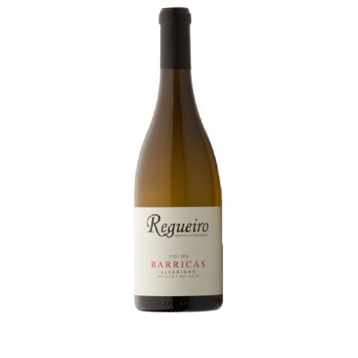 Garrafa de vinho branco Regueiro Barricas com rótulo branco e rolha preta