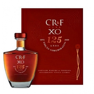 frasco de bebida com embalagem vermelha e texto comemorativo