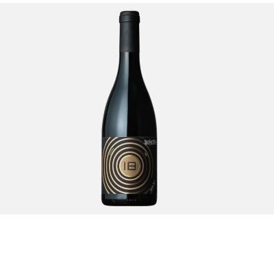 Garrafa de vinho tinto com rótulo preto e dourado e padrão circular