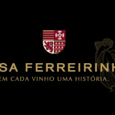 Logótipo CASA FERREIRINHA com escudo vermelho e dourado em fundo preto