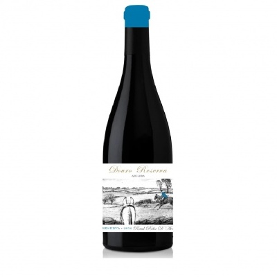 Garrafa de vinho com rótulo branco e tampa azul