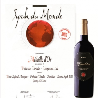 Garrafa de vinho tinto Humilitas Reserva Syrah 2017 ao lado de diploma Syrah du Monde 2021