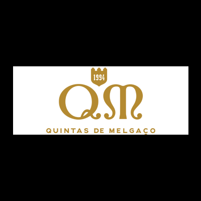 Logótipo dourado com as letras QM e 'QUINTAS DE MELGAÇO'