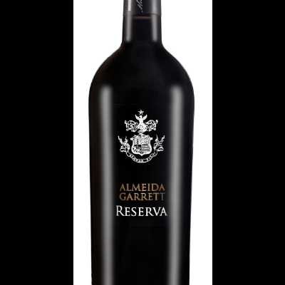 Garrafa de vinho Almeida Garrett Reserva com rótulo preto e brasão branco