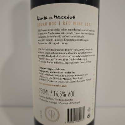 Garrafa de vinho tinto Quinta de Macedos Douro DOC 2021 com rótulo branco e texto descritivo.