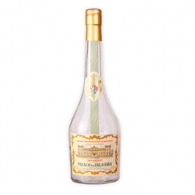 Garrafa de licor com rótulo dourado e selo colorido em fundo branco