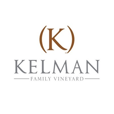 Logótipo 'KELMAN FAMILY VINEYARD' com letra K castanha entre parênteses