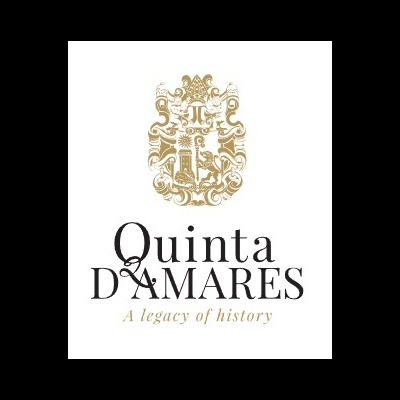 Logotipo Quinta D'AMARES com brasão dourado e texto