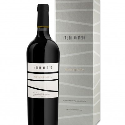 Garrafa de vinho tinto com rótulo branco e embalagem cinza com texto Folha do Meio