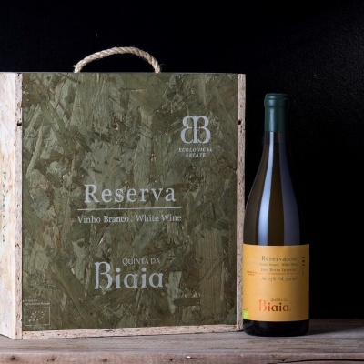 Caixa de madeira e garrafa de vinho branco Quinta da Biaia Reserva 2022