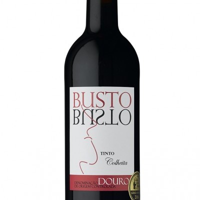 Garrafa de vinho tinto com rótulo branco e tampa vermelha