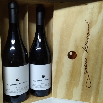 Duas garrafas de vinho e caixa de madeira com inscrição 'Jean Bacqueyé'