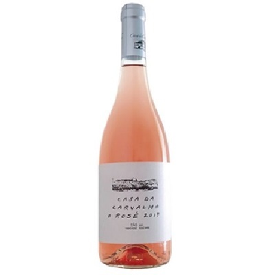 Garrafa de vinho rosé com rótulo branco e texto manuscrito