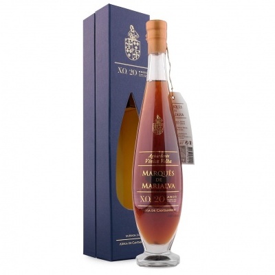 Garrafa de licor com caixa azul escura