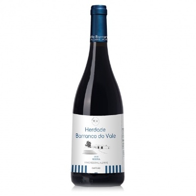 Garrafa de vinho com rótulo branco e azul, tampada com rolha azul