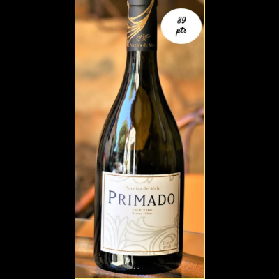 Garrafa de vinho branco Primado Encruzado com rótulo branco e cápsula preta