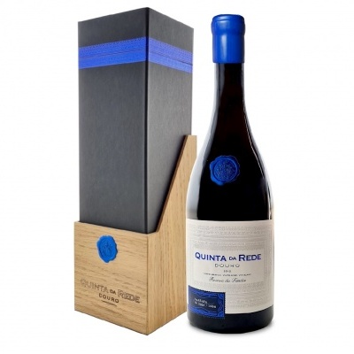 Garrafa de vinho tinto Quinta do Recede com caixa preta e base de madeira