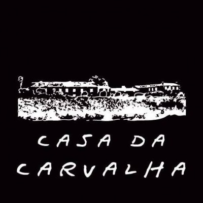 Desenho em preto e branco de uma casa longa com o texto 'CASA DA CARVALHA'