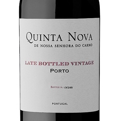 Garrafa de vinho do Porto com rótulo branco e texto em preto e vermelho