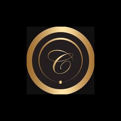 Logótipo circular com letra C dourada em fundo preto e dourado