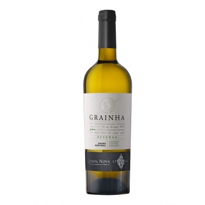 Garrafa de vinho branco com rótulo branco e azul escuro e tampa preta