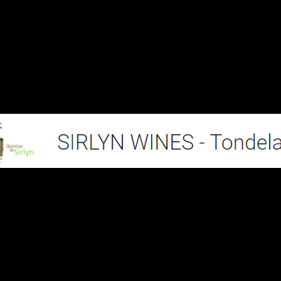 Garrafa de vinho com rótulo branco e verde, texto Sirlyn Wines Tondela
