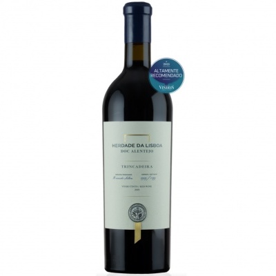 Garrafa de vinho tinto com rótulo branco e selo azul.