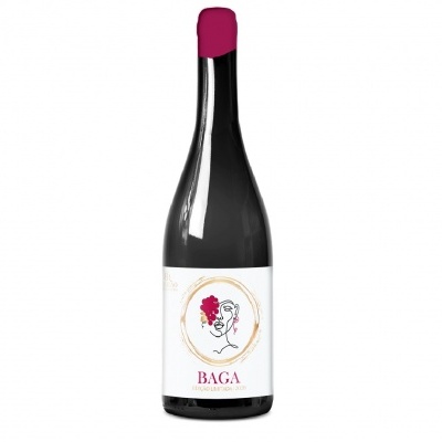 Garrafa de vinho com rótulo branco e rolha rosa