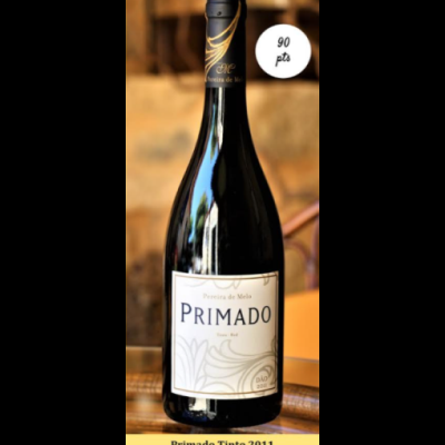Garrafa de vinho Primado Tinto 2011 com rótulo branco e cápsula preta com detalhes dourados