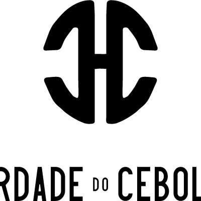 Logótipo preto e branco com as letras HERDADE DO CEBOLAL
