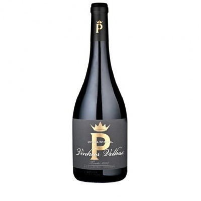 Garrafa de vinho tinto com rótulo preto e dourado