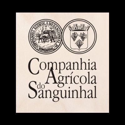 Logotipos e nome da Companhia Agrícola do Sanguinhal em fundo bege.