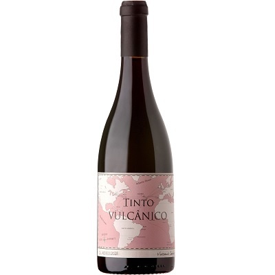 Garrafa de vinho tinto com rótulo cor-de-rosa, texto TINTO VULCÁNICO e mapa mundi