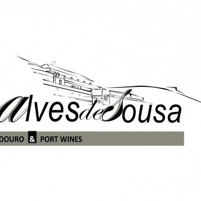 Logotipo Alves de Sousa com texto Douro & Port Wines e ilustração de vinhas e edifícios