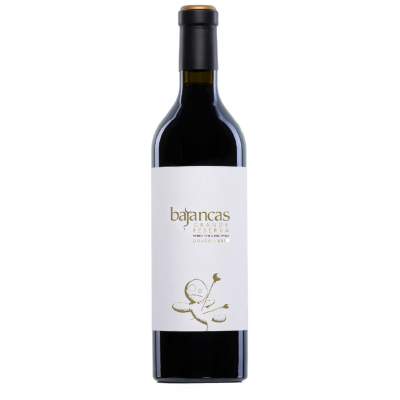 Garrafa de vinho tinto com rótulo branco e texto dourado