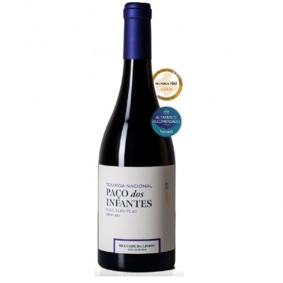 Garrafa de vinho tinto Dão com rótulo branco e tampa azul escura