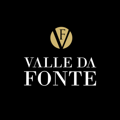 Logotipo preto com círculo dourado e texto Valle da Fonte em branco