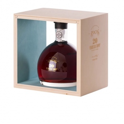 Garrafa de licor em caixa de madeira clara com interior azul