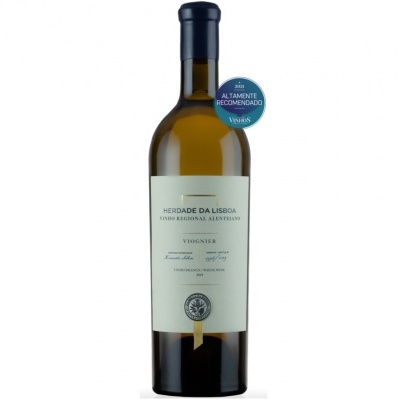 Garrafa de vinho branco com rótulo branco e selo azul pendurado no gargalo